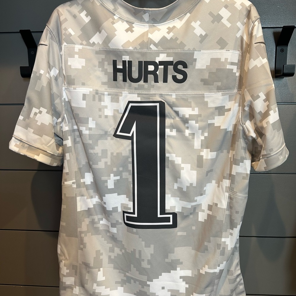 Jalen Hurts Eagles Salute to Service Jersey NWT! Men’s medium